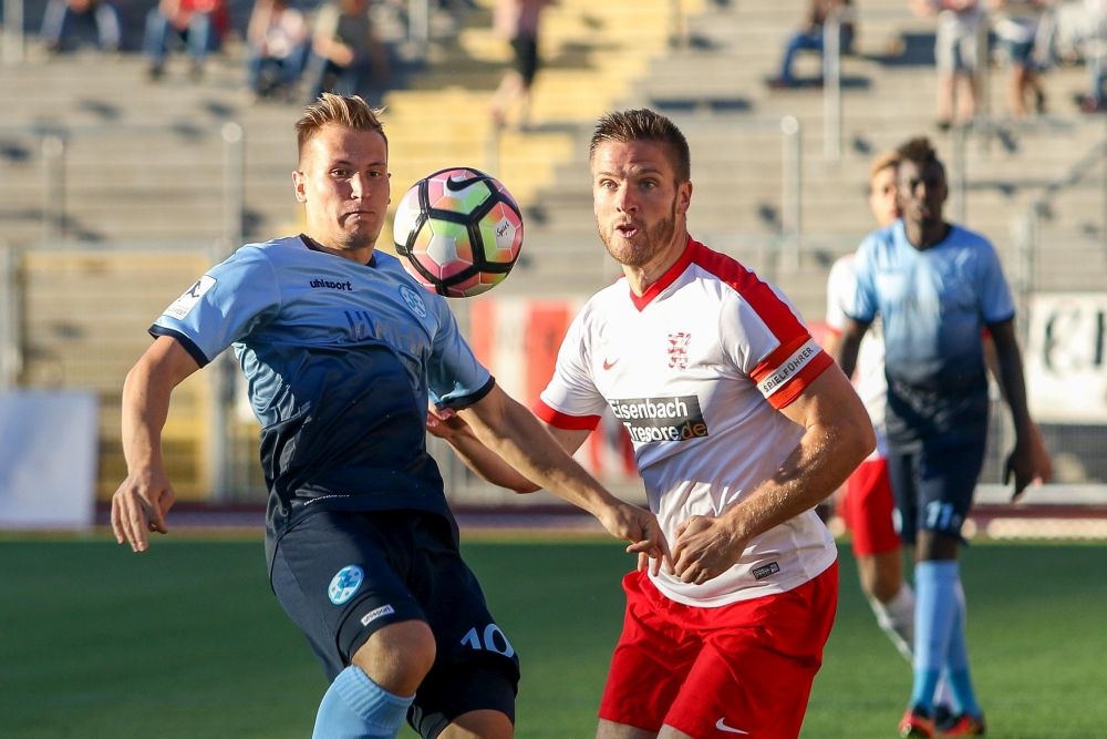 30.08.2016; KSV Hessen Kassel - Stuttgarter Kickers; im Bild v.l.n.r.: Alessandro Abruscia (Stuttgarter Kickers), Tobias Damm (KSV Hessen Kassel) 
Foto: Hedler