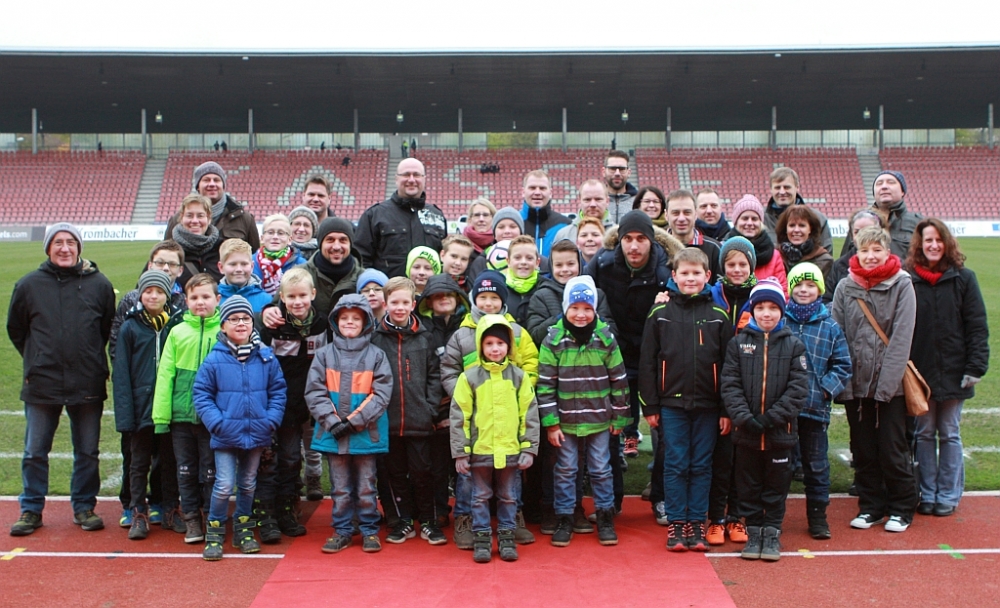 Einlaufkinder mit Eltern und zwei KSV Spielern