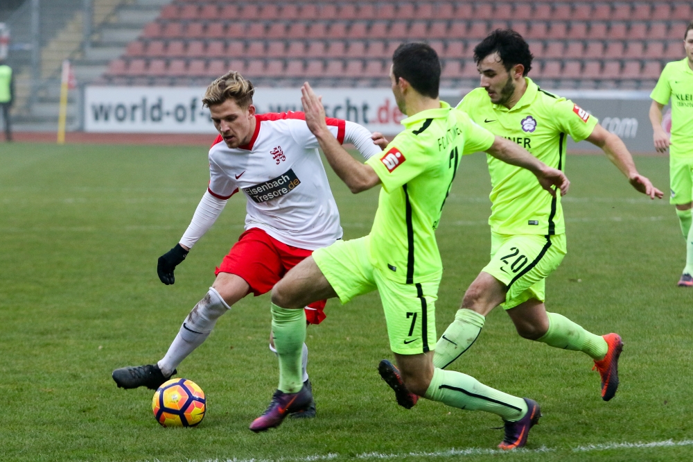 26.11.2016; Fussball; KSV Hessen Kassel - FC Nöttingen; im Bild: Tim-Philipp Brandner (KSV Hessen Kassel), Mario Bilger (FC Nöttingen), Eray Gür (FC Nöttingen)
Foto: Hedler