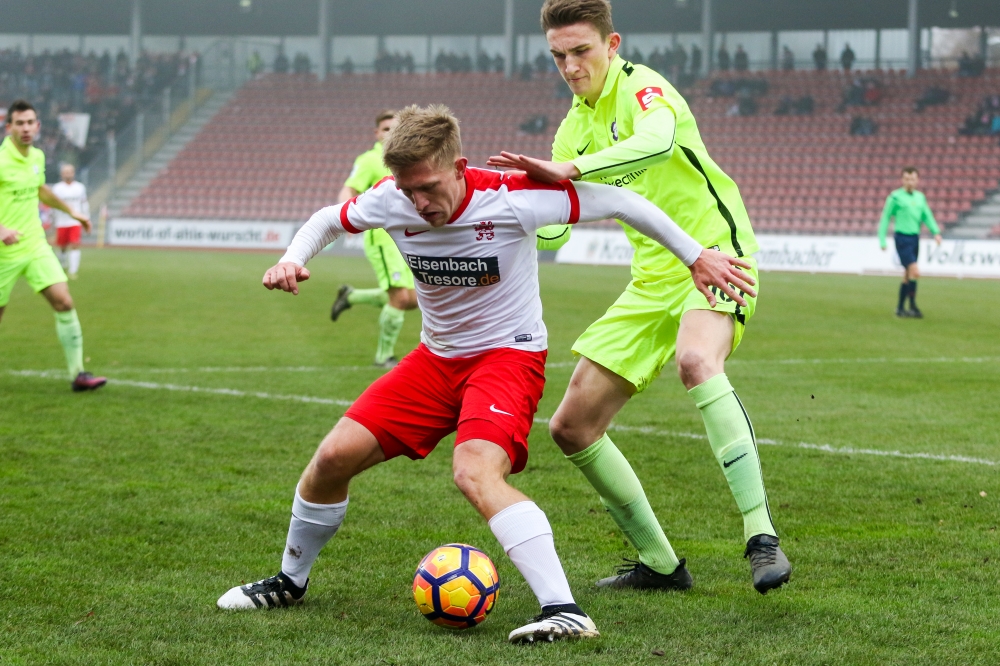 26.11.2016; Fussball; KSV Hessen Kassel - FC Nöttingen; im Bild: Sergej Schmik (KSV Hessen Kassel), Niklas Kolbe (FC Nöttingen)
Foto: Hedler