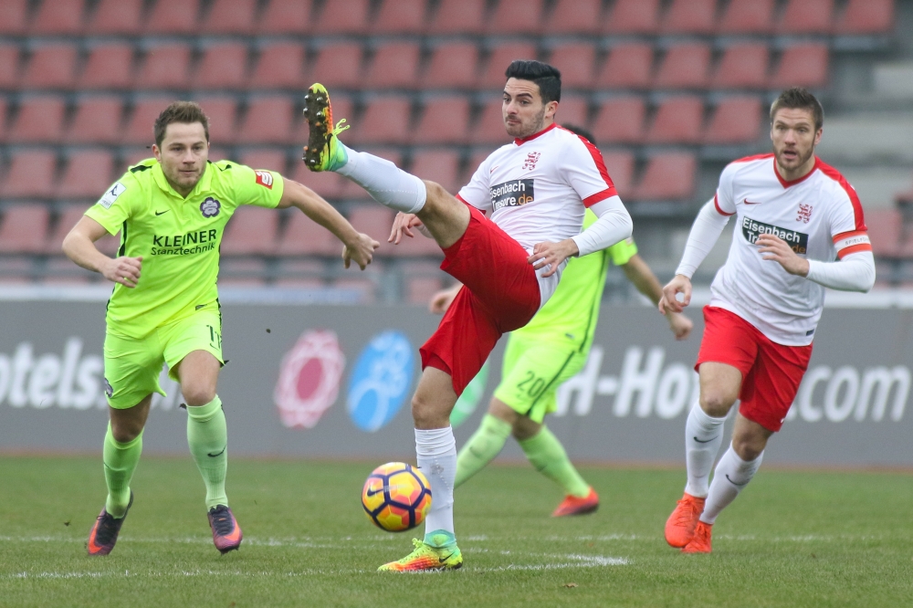 26.11.2016; Fussball; KSV Hessen Kassel - FC Nöttingen; im Bild: Reinhard Schenker (FC Nöttingen), Adrian Bravo Sanchez (KSV Hessen Kassel), Tobias Damm (KSV Hessen Kassel) 
Foto: Hedler