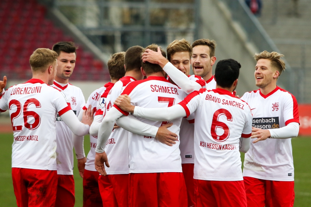 12.11.2016; Fussball; Regionalliga Südwest; KSV Hessen Kassel - FK Pirmasens; im Bild v.l.n.r.:
Torjubel KSV Hessen Kassel; Die Torschützen Sebastian Schmeer (KSV Hessen Kassel), Henrik Giese (KSV Hessen Kassel), Adrian Bravo Sanchez (KSV Hessen Kassel) 
Foto: Hedler