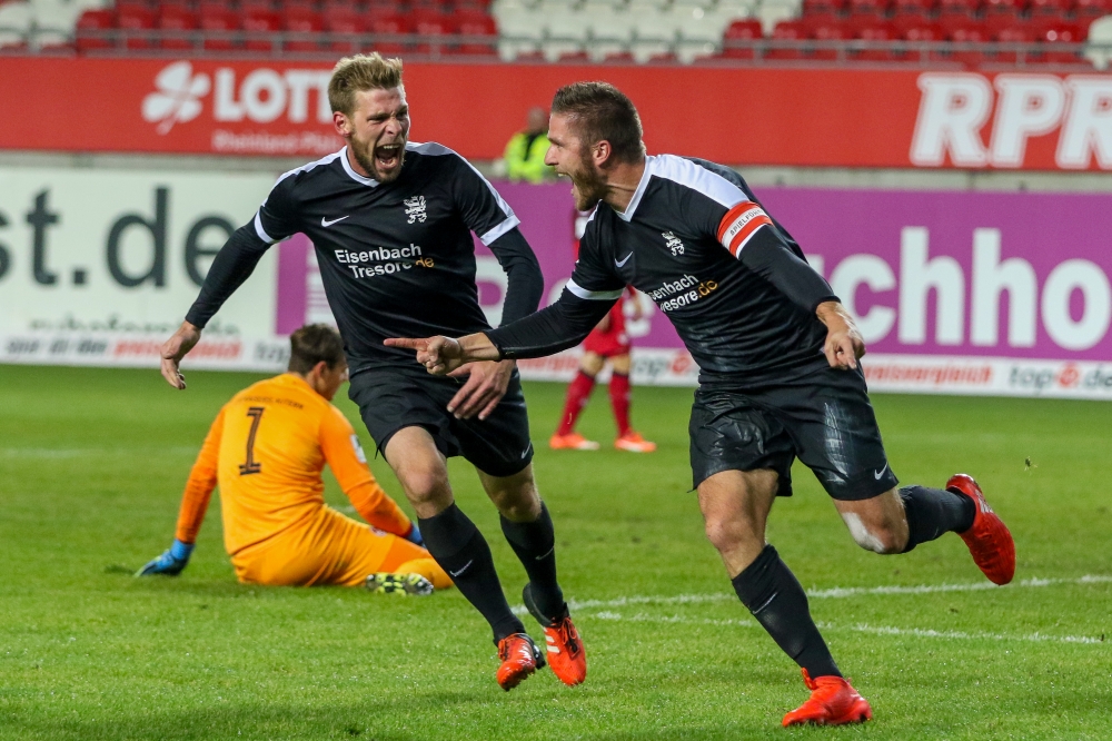 18.10.2016; Fussball; FC Kaiserslautern II - KSV Hessen Kassel; im Bild: Torjubel nach dem 0:1: Sebastian Schmeer, Torschütze Tobias Damm (beide KSV Hessen Kassel)
Foto: Hedler