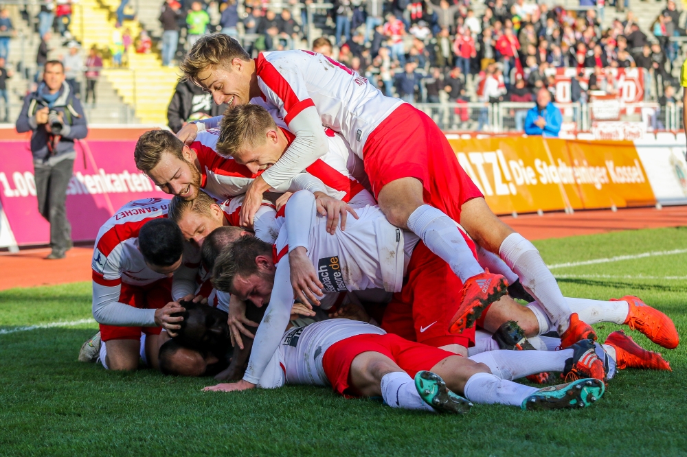 29.10.2016; Fussball; Regionalliga Südwest; KSV Hessen Kassel - VfR Wormatia Worms; im Bild v.l.n.r.:
Torjubel nach dem 1:0 durch Marco Dawid (KSV Hessen Kassel) 
Foto: Hedler