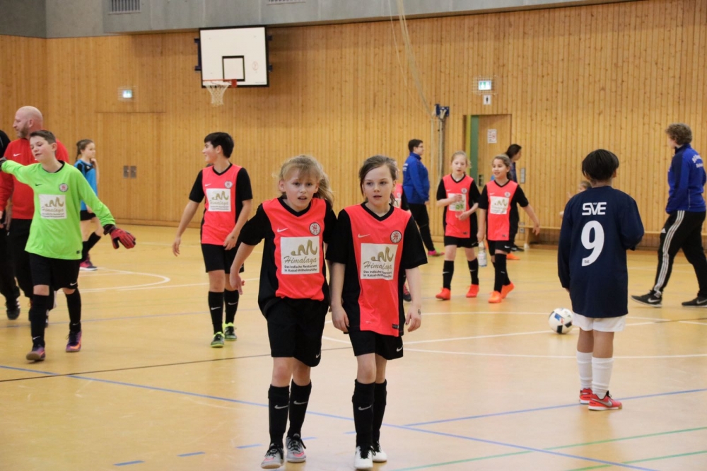 06_2 zu 0 vs Altendiez II - Nina und Clara verlassen zufrieden das Spielfeld.jpg