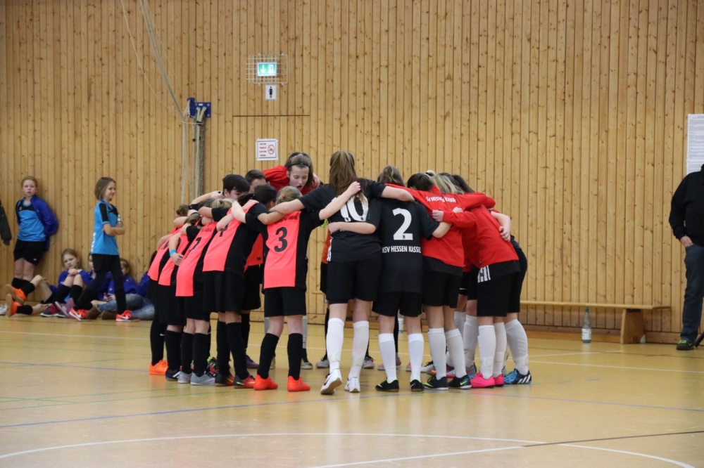 012_Teamkreis - gemeinsam mit der U15.jpg