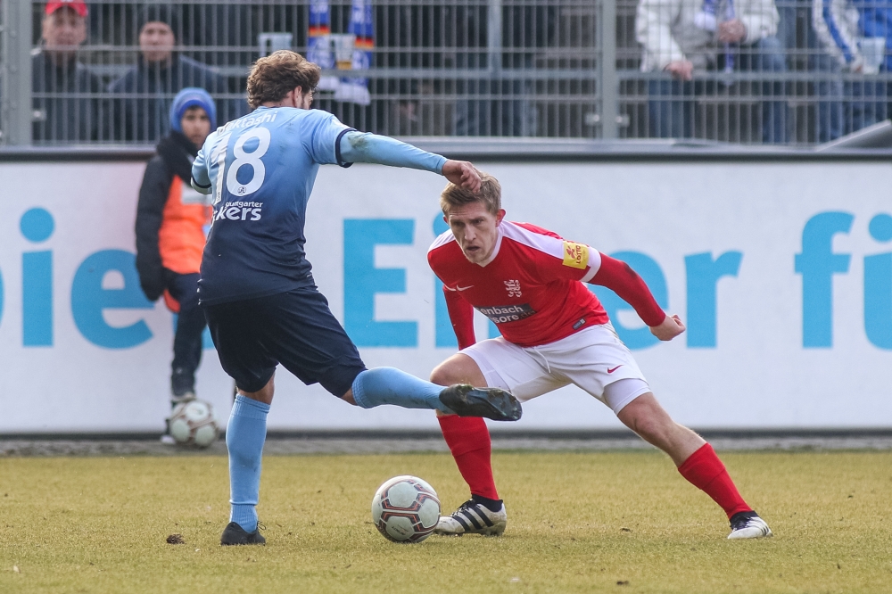 18.02.2017; Fussball; Fussball; Regionalliga Südwest; 25. Spieltag; GAZI-Stadion auf der Waldau; SV Stuttgarter Kickers - KSV Hessen Kassel; im Bild v.l.: Shqipon Bektashi (Stuttgarter Kickers, ehemals KSV Hessen Kassel) , Sergej Schmik (KSV Hessen Kassel) 
Foto: Hedler