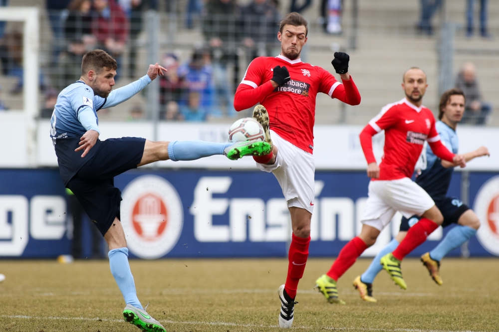 18.02.2017; Fussball; Fussball; Regionalliga Südwest; 25. Spieltag; GAZI-Stadion auf der Waldau; SV Stuttgarter Kickers - KSV Hessen Kassel; im Bild v.l.: David Müller (Stuttgarter Kickers), Frederic Brill (KSV Hessen Kassel) 
Foto: Hedler