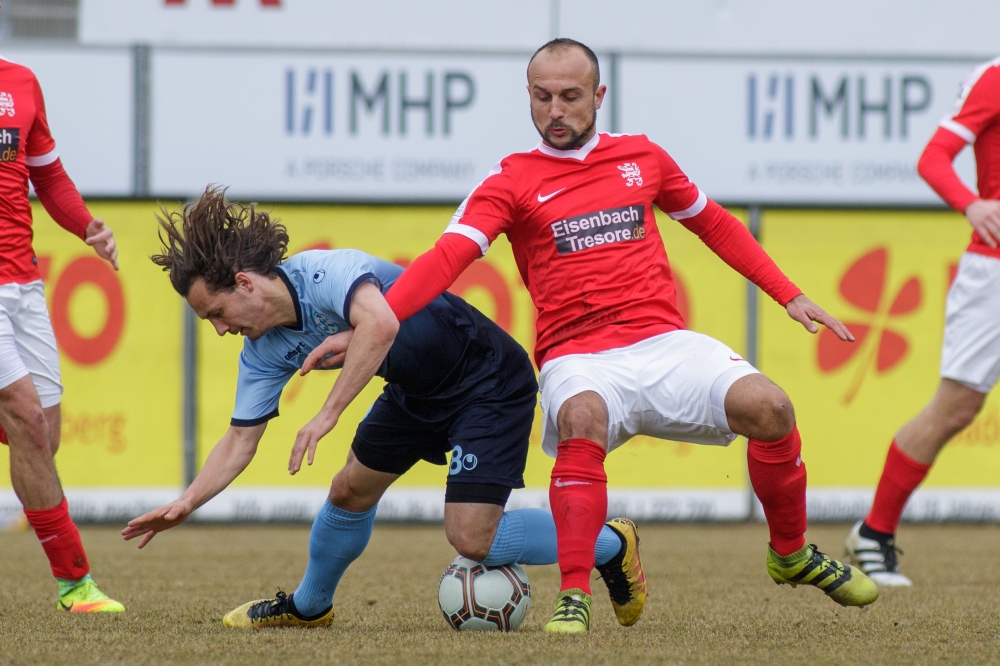 18.02.2017; Fussball; Fussball; Regionalliga Südwest; 25. Spieltag; GAZI-Stadion auf der Waldau; SV Stuttgarter Kickers - KSV Hessen Kassel; im Bild v.l.: Sebastian Mannström (Stuttgarter Kickers), Sergej Evljuskin (KSV Hessen Kassel) 
Foto: Hedler