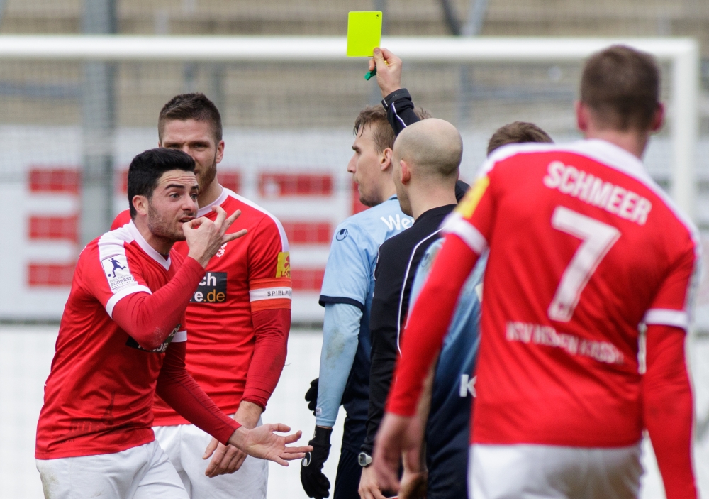 18.02.2017; Fussball; Fussball; Regionalliga Südwest; 25. Spieltag; GAZI-Stadion auf der Waldau; SV Stuttgarter Kickers - KSV Hessen Kassel; im Bild v.l.: Adrian Bravo Sanchez (KSV Hessen Kassel) bekommt die gelbe Karte von Schiedsrichter Nicolas Winter
Foto: Hedler