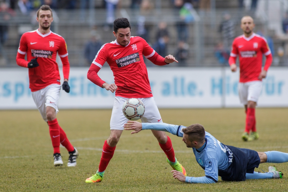 18.02.2017; Fussball; Fussball; Regionalliga Südwest; 25. Spieltag; GAZI-Stadion auf der Waldau; SV Stuttgarter Kickers - KSV Hessen Kassel; im Bild: Handspiel von David Müller (Stuttgarter Kickers, am Boden) im Zweikampf mit Adrian Bravo Sanchez (KSV Hessen Kassel) 
Foto: Hedler