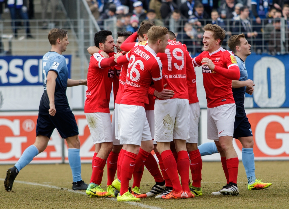 18.02.2017; Fussball; Fussball; Regionalliga Südwest; 25. Spieltag; GAZI-Stadion auf der Waldau; SV Stuttgarter Kickers - KSV Hessen Kassel; im Bild v.l.: Torjubel KSV Hessen Kassel nach dem 0:1 durch Sebastian Schmeer (KSV Hessen Kassel) 
Foto: Hedler