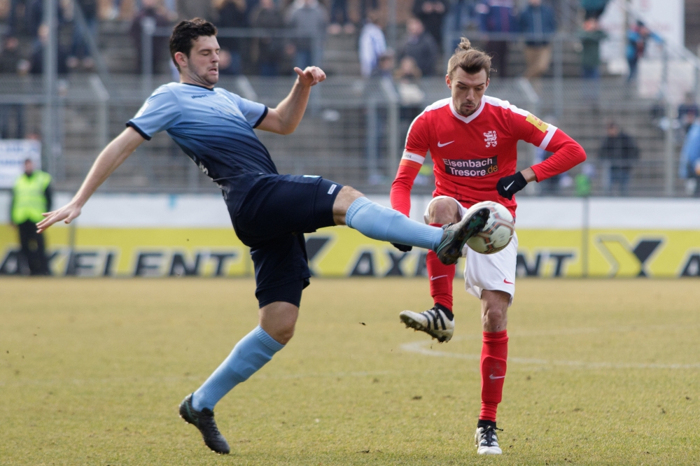 18.02.2017; Fussball; Fussball; Regionalliga Südwest; 25. Spieltag; GAZI-Stadion auf der Waldau; SV Stuttgarter Kickers - KSV Hessen Kassel; im Bild v.l.: Luca Pfeiffer  (Stuttgarter Kickers), Frederic Brill (KSV Hessen Kassel) 
Foto: Hedler