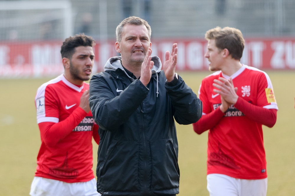 18.02.2017; Fussball; Fussball; Regionalliga Südwest; 25. Spieltag; GAZI-Stadion auf der Waldau; SV Stuttgarter Kickers - KSV Hessen Kassel; im Bild v.l.: Yassine Khadraoui (KSV Hessen Kassel), Tobias Cramer (Trainer KSV Hessen Kassel), Tim-Philipp Brandner (KSV Hessen Kassel) nach dem Spiel vor den mitgereisten Gästefans
Foto: Hedler