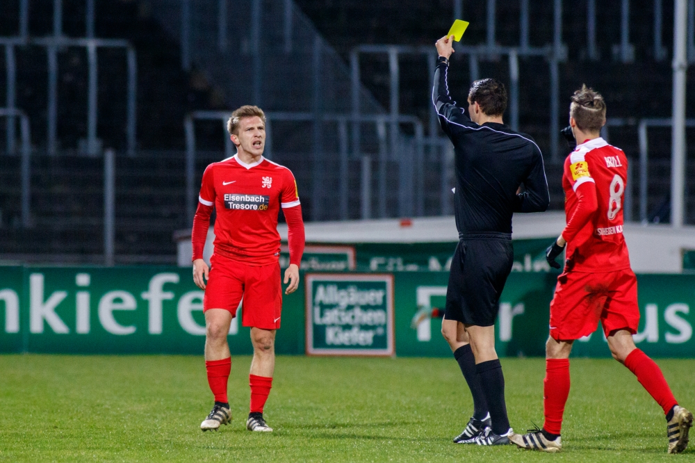 FC 08 Homburg - KSV Hessen Kassel; 17.03.2017; Fussball; Fussball; Regionalliga Südwest; 29. Spieltag; im Bild v.l.n.r.: Schiedsrichter Patrick Laier zeigt Sergej Schmik (KSV Hessen Kassel) seine 5. gelbe Karte in dieser Saison
Foto: Hedler