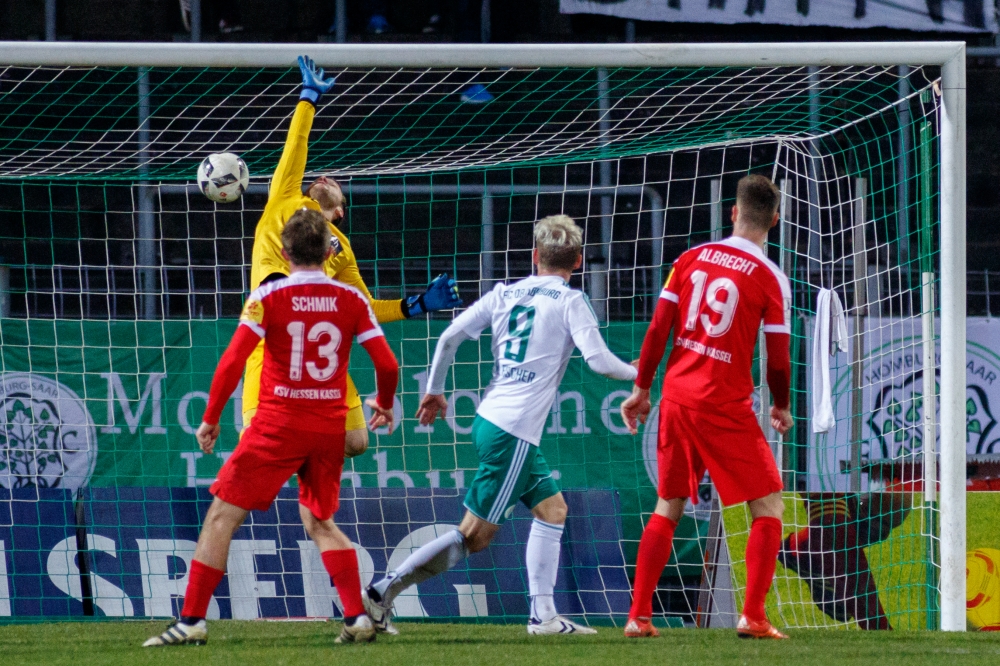 FC 08 Homburg - KSV Hessen Kassel; 17.03.2017; Fussball; Fussball; Regionalliga Südwest; 29. Spieltag; im Bild v.l.n.r.: Manuel Fischer (FC 08 Homburg) trifft zum 1:0 gegen Torhüter Niklas Hartmann  (KSV Hessen Kassel), Sergej Schmik (KSV Hessen Kassel) und Lucas Albrecht (KSV Hessen Kassel) 
Foto: Hedler