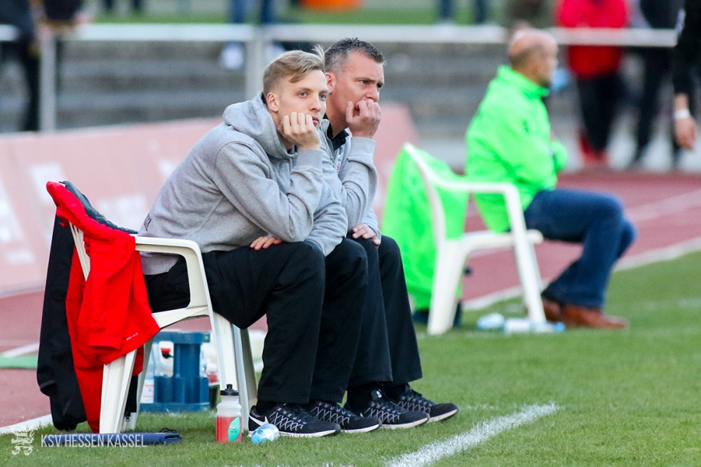 Watzenborn - KSV;
28.03.2017; Fussball; Regionalliga Südwest; SC Teutonia Watzenborn-Steinberg - KSV Hessen Kassel; im Bild v.l.n.r.: Teammanager Steffen Friedrich (KSV Hessen Kassel), Tobias Cramer (Trainer KSV Hessen Kassel) 
Foto: Hedler