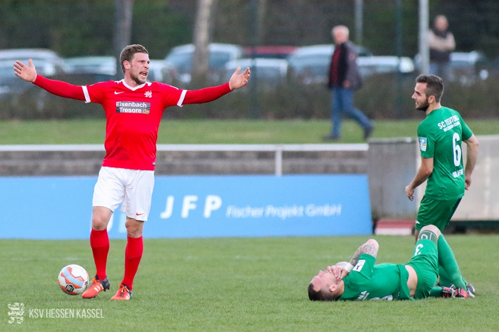 Watzenborn - KSV;
28.03.2017; Fussball; Regionalliga Südwest; SC Teutonia Watzenborn-Steinberg - KSV Hessen Kassel; im Bild v.l.n.r.: Sebastian Schmeer (KSV Hessen Kassel) nach Foul an Jordi van Gelderen (Watzenborn, am Boden)
Foto: Hedler