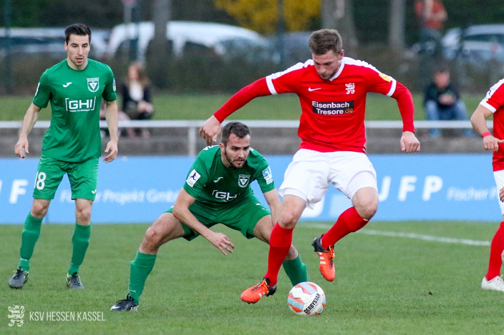 Watzenborn - KSV;
28.03.2017; Fussball; Regionalliga Südwest; SC Teutonia Watzenborn-Steinberg - KSV Hessen Kassel; im Bild v.l.n.r.: Christopher Spang (Watzenborn), Kian Marius Golafra (Watzenborn), Sebastian Schmeer (KSV Hessen Kassel) 
Foto: Hedler