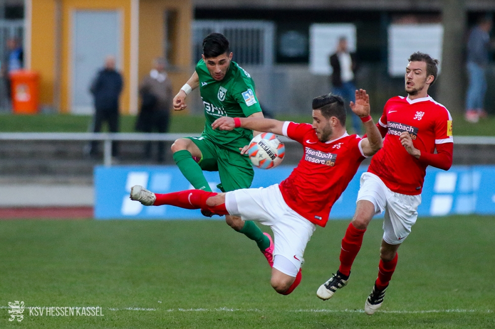 Watzenborn - KSV;
28.03.2017; Fussball; Regionalliga Südwest; SC Teutonia Watzenborn-Steinberg - KSV Hessen Kassel; im Bild v.l.n.r.: Mehmet Kodes (Watzenborn), Sascha Korb (KSV Hessen Kassel), Frederic Brill (KSV Hessen Kassel) 
Foto: Hedler