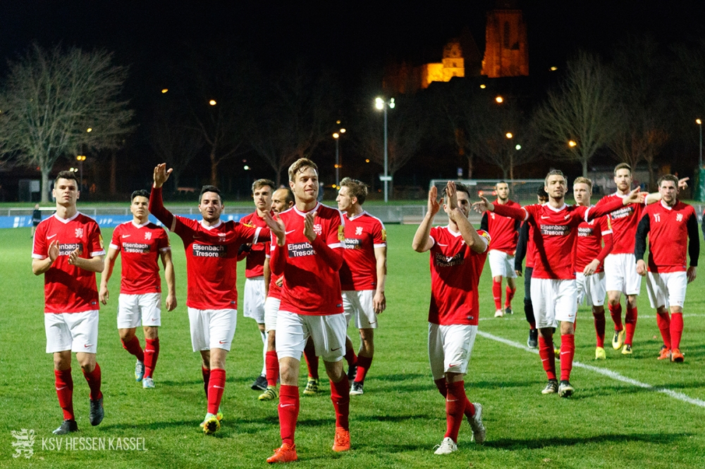 Watzenborn - KSV;
28.03.2017; Fussball; Regionalliga Südwest; SC Teutonia Watzenborn-Steinberg - KSV Hessen Kassel; im Bild v.l.n.r.: Die Mannschaft nach dem Spiel
Foto: Hedler