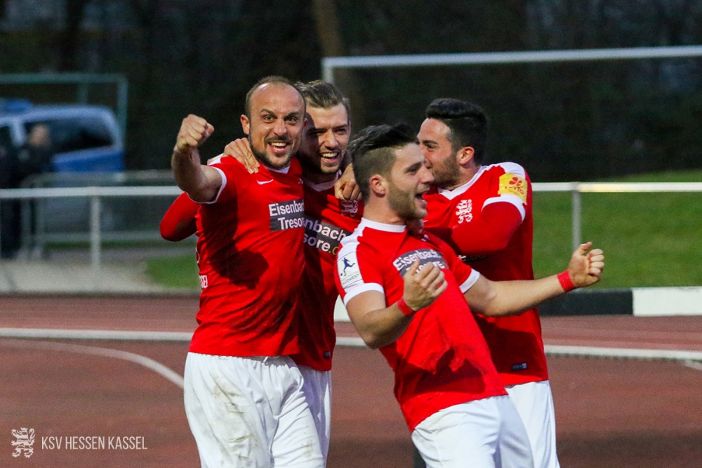 Watzenborn - KSV;
28.03.2017; Fussball; Regionalliga Südwest; SC Teutonia Watzenborn-Steinberg - KSV Hessen Kassel; im Bild v.l.n.r.: Jubel nach dem 0:1: Sergej Evljuskin (KSV Hessen Kassel), Torschütze Frederic Brill (KSV Hessen Kassel), Sascha Korb (KSV Hessen Kassel), Adrian Bravo Sanchez (KSV Hessen Kassel) 
Foto: Hedler