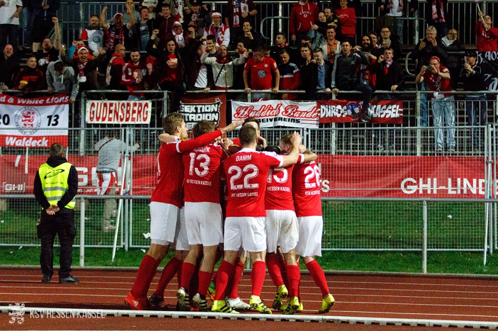 Watzenborn - KSV;
28.03.2017; Fussball; Regionalliga Südwest; SC Teutonia Watzenborn-Steinberg - KSV Hessen Kassel; im Bild v.l.n.r.: Torjubel nach dem 0:2 durch Sascha Korb (KSV Hessen Kassel) 
Foto: Hedler