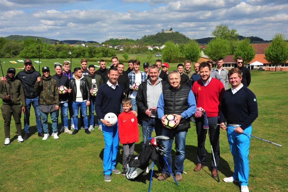 Die Löwen im GolfPark Gudensberg. Auf dem Bild u.a. v.l.n.r.: Dennis Hilgenberg mit Sohn, Tobias Cramer, Dr. Frank Walter, Michael Krannich