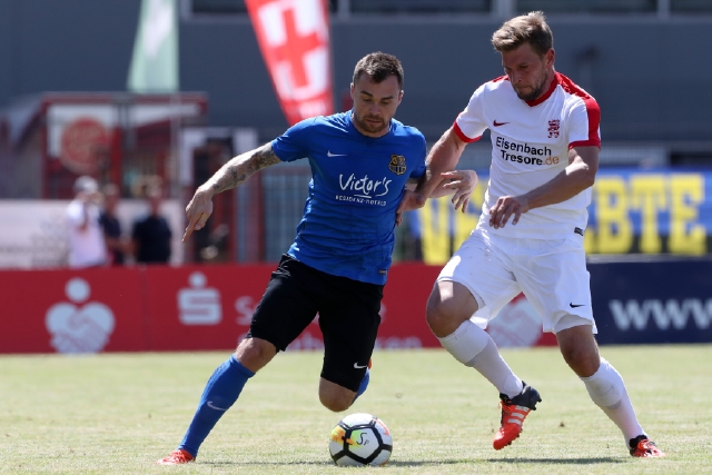 Regionalliga Südwest , 2. Spieltag  : der 1.FC Saarbrücken (blau-schwarz) empfängt den KSV Hessen Kassel (weiss) am 02.08.2017 im Völklinger Hermann-Neuberger-Stadion . Im Bild SaarbrückenÂÂ´s Marlon Krause und KasselÂÂ´s Sebastian Schmeer .

Copyright: Andreas Schlichter 
Foto ist honorarpflichtig! ( + Belegexemplar )