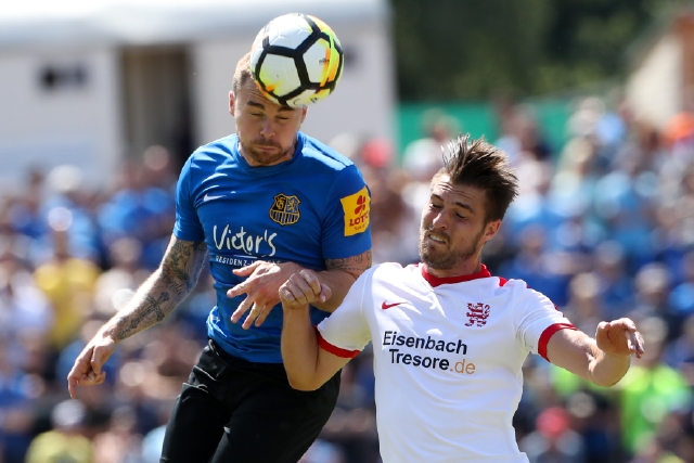 Regionalliga Südwest , 2. Spieltag  : der 1.FC Saarbrücken (blau-schwarz) empfängt den KSV Hessen Kassel (weiss) am 02.08.2017 im Völklinger Hermann-Neuberger-Stadion . Im Bild SaarbrückenÂÂ´s Marlon Krause und KasselÂÂ´s Sebastian Szimayer .

Copyright: Andreas Schlichter 
Foto ist honorarpflichtig! ( + Belegexemplar )