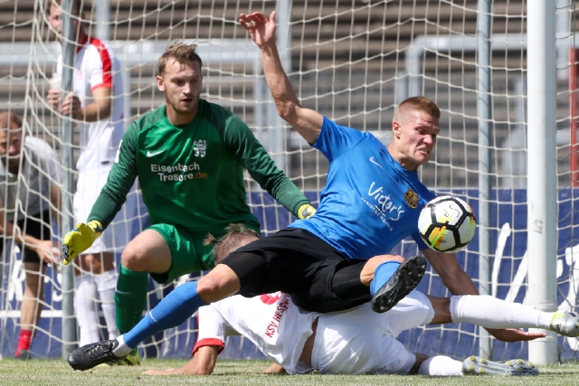 Regionalliga Südwest , 2. Spieltag  : der 1.FC Saarbrücken (blau-schwarz) empfängt den KSV Hessen Kassel (weiss) am 02.08.2017 im Völklinger Hermann-Neuberger-Stadion . Im Bild SaarbrückenÂÂ´s Kevin Behrens und KasselÂÂ´s Frederic Brill , Torwart Niklas Hartmann .

Copyright: Andreas Schlichter 
Foto ist honorarpflichtig! ( + Belegexemplar )