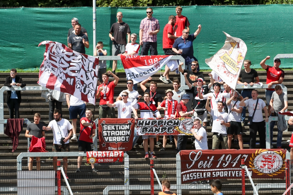 Regionalliga SÂŸdwest , 2. Spieltag  : der 1.FC SaarbrÂŸcken (blau-schwarz) empfÂŠngt den KSV Hessen Kassel (weiÂ§) am 02.08.2017 im VÂšlklinger Hermann-Neuberger-Stadion . Im Bild Fans von Hessen Kassel .

Copyright: Andreas Schlichter 
Foto ist honorarpflichtig! ( + Belegexemplar )