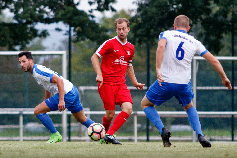 30.08.2017; Fussball; Verbandsliga Nord; KSV Hessen Kassel II - Hünfelder SV; im Bild v.l.: Sven Bambey (Hünfeld), Tobias Bredow (Kassel), Franz Faulstich (Hünfeld)
Foto: Hedler