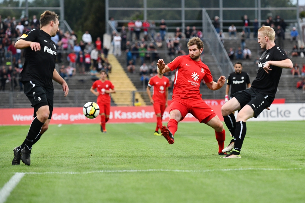 Lotto Hessenliga 2018/2019, KSV Hessen Kassel, FSC Lohfelden, Endstand 1:0, Roy Kessebohm (FSC Lohfelden), Ingmar Merle (KSV Hessen Kassel), Malte Bandowski (FSC Lohfelden)