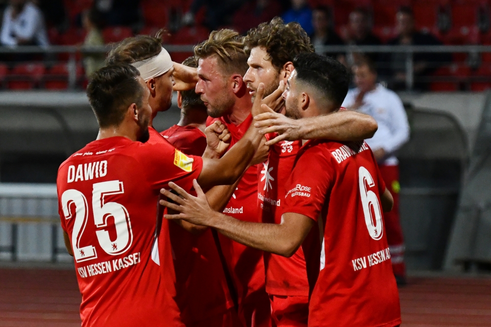 Lotto Hessenliga 2018/2019, KSV Hessen Kassel, FSC Lohfelden, Endstand 1:0, Jubel zum 1:0