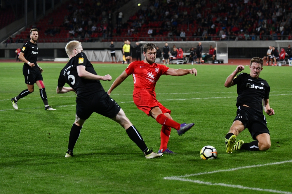 Lotto Hessenliga 2018/2019, KSV Hessen Kassel, FSC Lohfelden, Endstand 1:0, Malte Bandowski (FSC Lohfelden), Maik Baumgarten (KSV Hessen Kassel), Dominik Schneider (FSC Lohfelden)