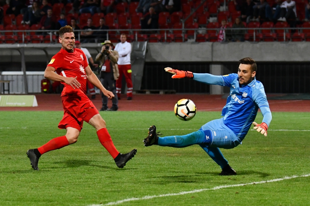 Lotto Hessenliga 2018/2019, KSV Hessen Kassel, FSC Lohfelden, Endstand 1:0, Sebastian Schmeer (KSV Hessen Kassel), Maximilian Zuncker (FSC Lohfelden)