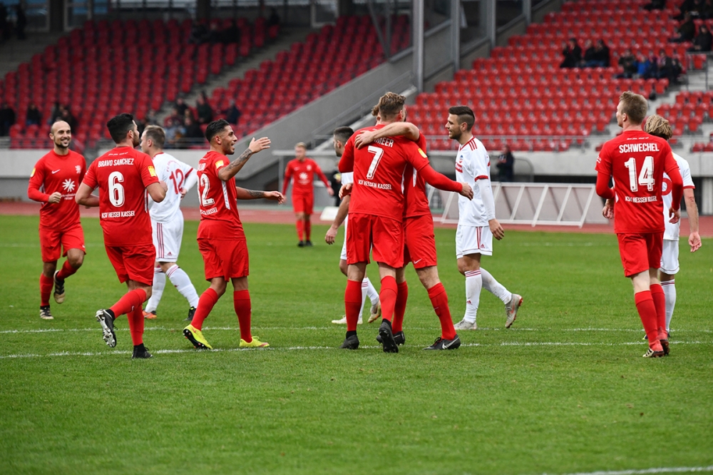 Lotto Hessenliga 2018/2019, KSV Hessen Kassel, FC Ederbergland, Endstand 4:1, Jubel zum 4:1