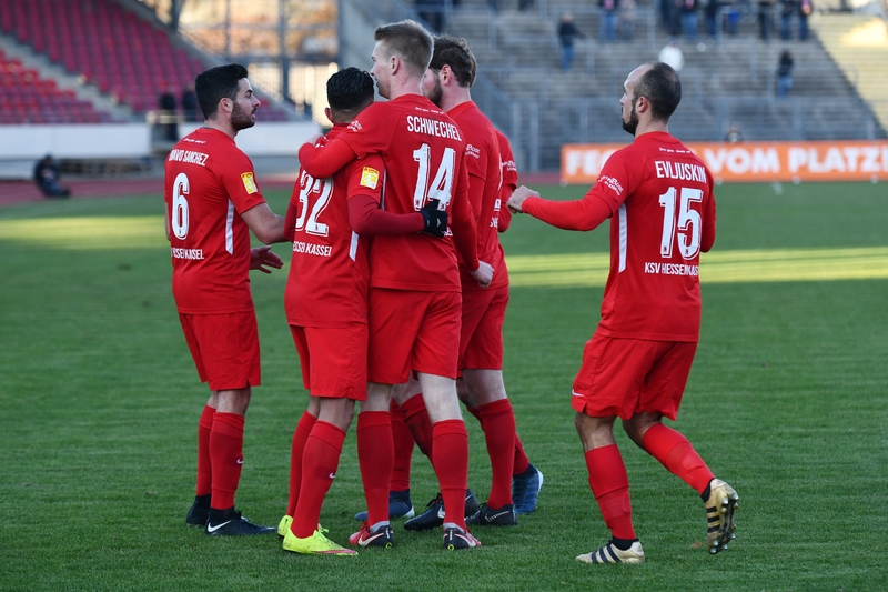 Lotto Hessenliga 2018/2019, KSV Hessen Kassel, FC Eddersheim, Endstand 3:0, Jubel zum 1:0