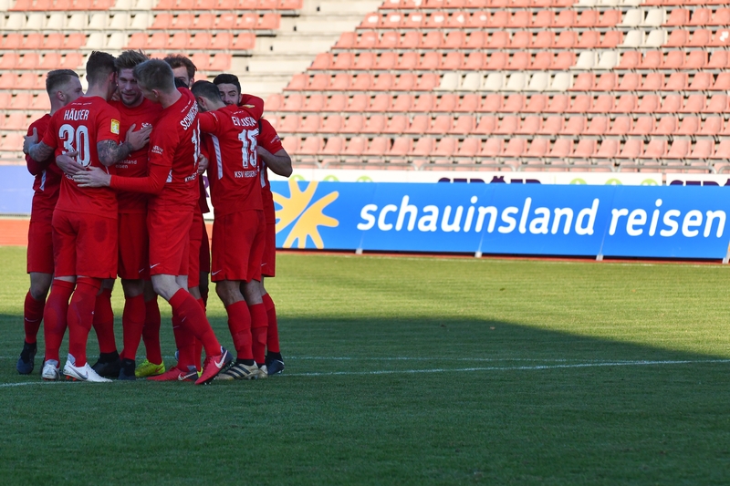 Lotto Hessenliga 2018/2019, KSV Hessen Kassel, FC Eddersheim, Endstand 3:0, Jubel zum 2:0