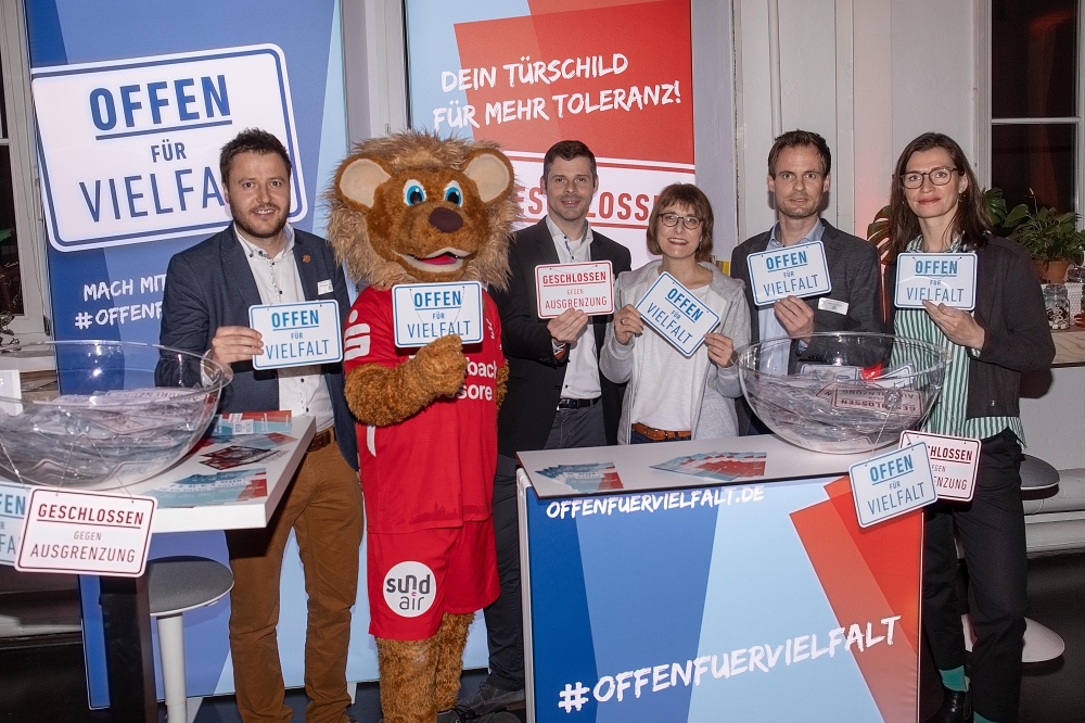 Neujahrsempfang 2019: Michael Krannich, Maskottchen Totti, Daniel Bettermann, Dagmar Krauße (Wintershall, Offen für Vielfalt), Enrico Gaede, Madlen Freudenberg (Neue Denkerei)