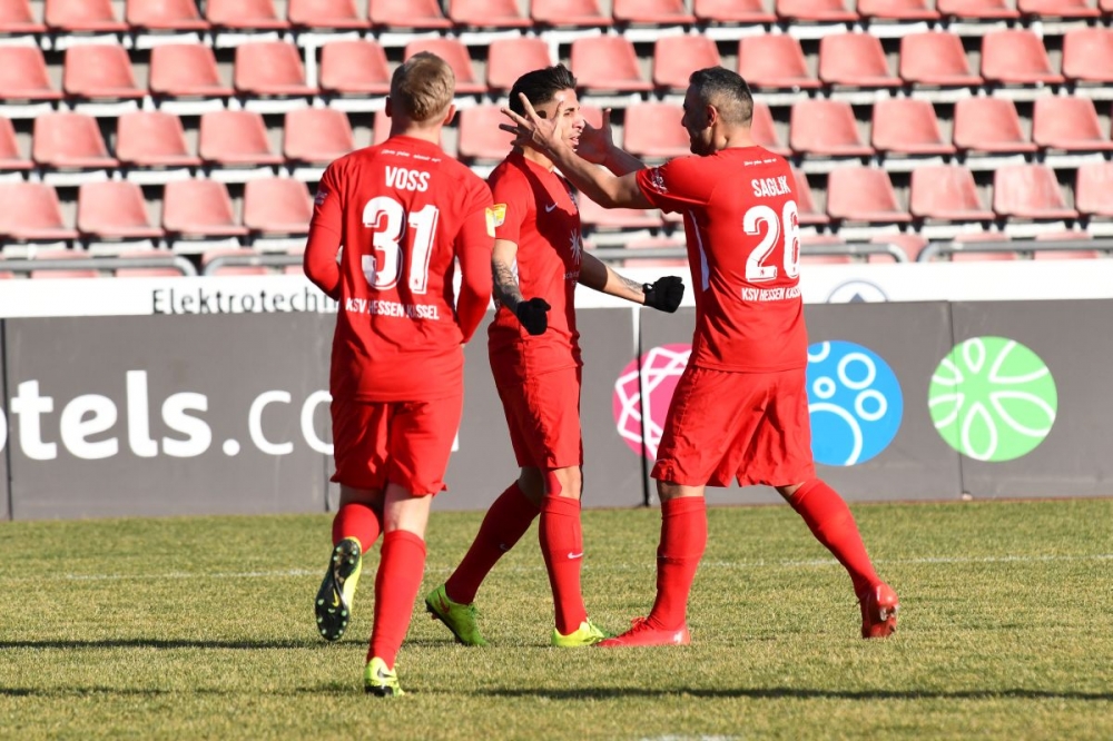 Lotto Hessenliga 2018/2019, KSV Hessen Kassel, Spvgg. Neu-Isenburg, Endstand 3:1, Jubel zum 3:1, Michael Voss (KSV Hessen Kassel), Nael Najjer (KSV Hessen Kassel), Mahir Saglik (KSV Hessen Kassel)