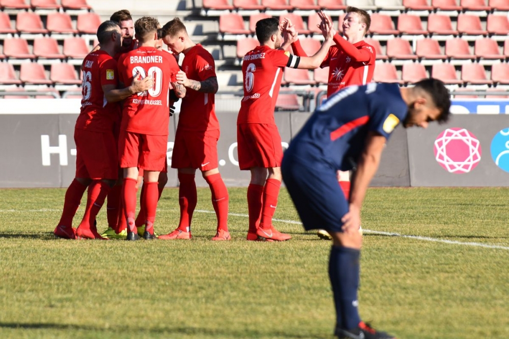 Lotto Hessenliga 2018/2019, KSV Hessen Kassel, Spvgg. Neu-Isenburg, Endstand 3:1, Jubel zum 3:1