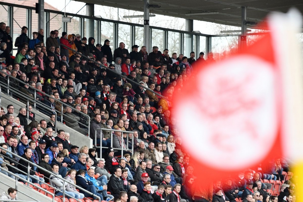 Lotto Hessenliga 2018/2019, KSV Hessen Kassel, FC Bayern Alzenau, Endstand 2:0, Zuschauer, Eckfahne