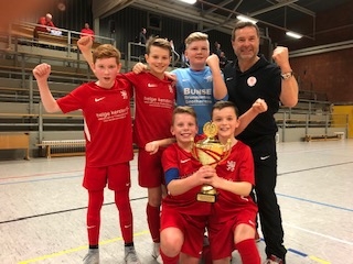 U12 Hallemturnier Eschwege (o.v.l. Mika Ludwig, Lennart Ludwig, Toni Umbach, Trainer Lars Findler u.v.l. Max Erfurt, Finn Thordsen)