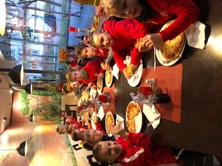 U12 Teambuilding beim Pizzaessen