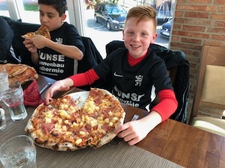 U12 Teambuilding beim Pizzaessen