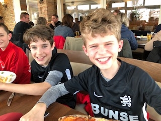 U12 Teambuilding beim Pizzaessen