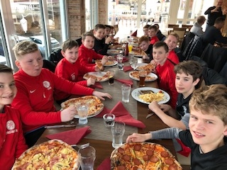 U12 Teambuilding beim Pizzaessen