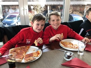 U12 Teambuilding beim Pizzaessen